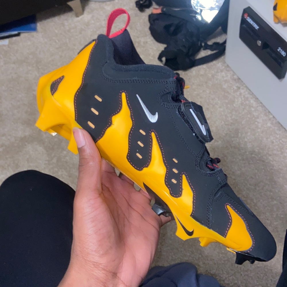Dt cleats kyler murray “PE”